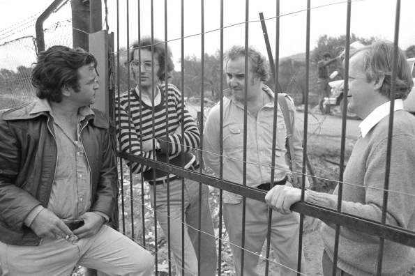 כתב בשטח. יעקב ארז, בגדר הטובה בגבול לבנון, שנות ה-70. צילום שמואל רחמני (C)