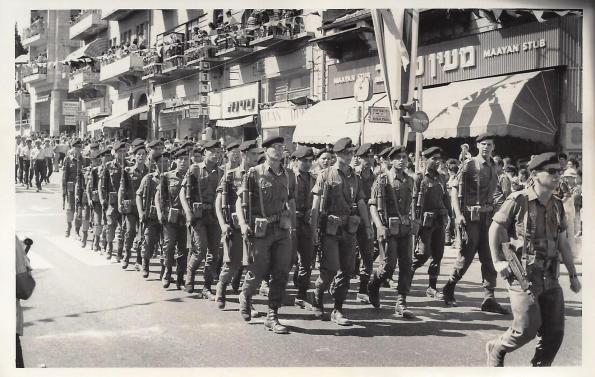 מחזירים את הכבוד לכומתה השחורה. טירוני השריון במצעד בירושלים בתום צעדת 1970